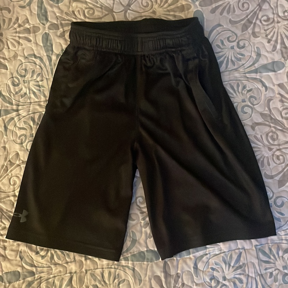 Boys Medium Under Armour Shorts - Picture 2 of 3